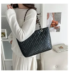 Grande borsa shopper trapuntata da donna, borsa a spalla con catena elegante e versatile.