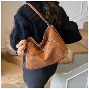 Lässige Retro braune Damentasche Detailansicht, elegante Umhängetasche mit hellen Nähten.