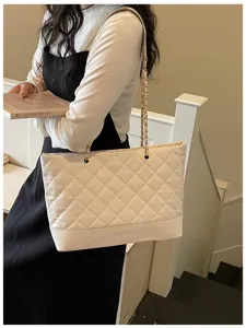 Elegante gesteppte Shopper Tasche mit Kettengriff, stilvolle Umhängetasche für den modernen Alltag.
