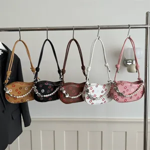 Sac à bandoulière mini pour femme élégant avec imprimé lèvres et chaîne de perles.