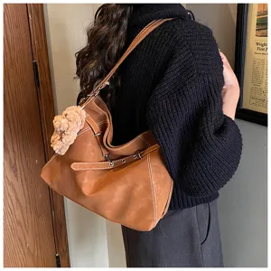 Braune Retro Schultertasche Detailansicht, großer Shopper mit Ziernähten und weichem Design.
