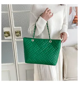 Borsa tote trapuntata verde dettaglio con motivo a rombi e manico a catena metallica.