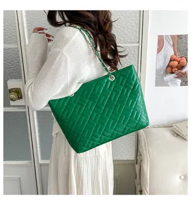 Borsa a tracolla trapuntata verde da donna, elegante borsa a catena grande capacità.