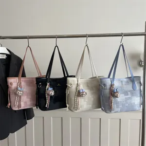 Modische kontrastierende Umhängetasche mit süßem Bärenanhänger für Damen im Alltag.