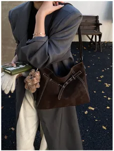 Retro braune Wildleder Umhängetasche für Damen, schicke Vintage Tasche mit Bär.