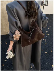 Modische braune Vintage Wildleder Hobo Schultertasche für Damen, große Freizeittasche.