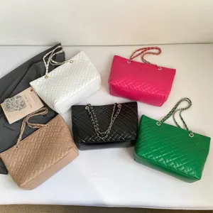 Grande borsa tote trapuntata da donna, elegante borsa a tracolla con catena e borsa alla moda.