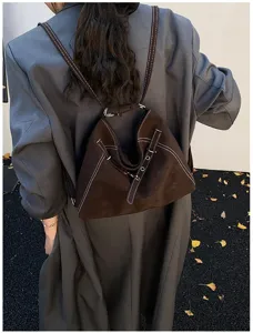 Detailansicht der Damen Vintage Wildleder Tote Rucksack in dunkelbraun für Herbst Look.