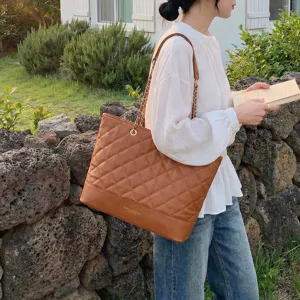 Braune gesteppte Damen Kettentasche, stilvolle Shopper Umhängetasche für Frühlingslooks.