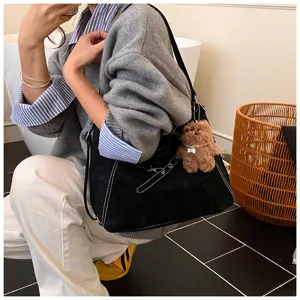 Modische lässige Retro Schultertasche in Schwarz mit Bärenanhänger für Damen Herbst neu
