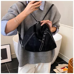 Detailansicht der stilvollen Retro Damentasche in Schwarz mit kontrastierenden weißen Nähten.