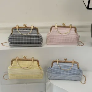 Sac à main tendance à fermoir baiser avec chaîne, petit sac bandoulière rayé à carreaux.