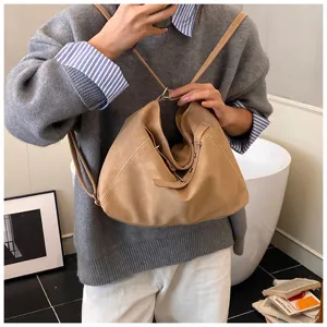 Detailansicht der braunen PU-Leder Schultertasche mit Seitenschnalle und großem Fassungsvermögen.