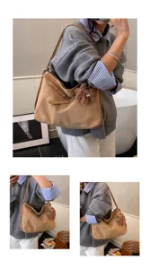 Detailansicht der retro slouchy Umhängetasche mit weichem Material und süßem Bärenanhänger.