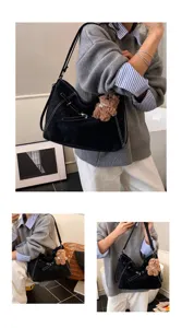 Schwarze Wildleder Umhängetasche Shopper mit Kontrastnähten und süßem Teddybär Anhänger.