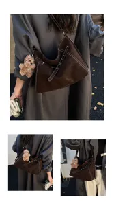 Braune Retro Hobo Tote Tasche mit flauschigem Plüschhund Anhänger und weißen Kontrastnähten.