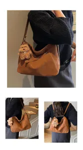 Braune Retro Damen Umhängetasche aus Leder, lässige große Shopper Tasche mit süßem Bärenanhänger.