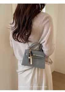 Sac à main chic avec charm en perles de bois rétro, idéal pour un style élégant quotidien.