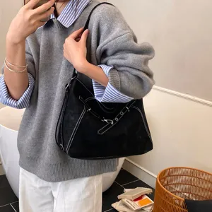 Lässige schwarze Retro-Umhängetasche mit Kontrastnähten und Metallringdetails für Damen.
