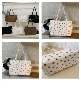 Kord Shopper mit Erdbeer-Druck für Damen, große lässige Umhängetasche mit praktischen Fächern.