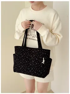 Schwarze Cord Shopper Tasche für Damen, große Schultertasche mit niedlichem Muster für Alltag.