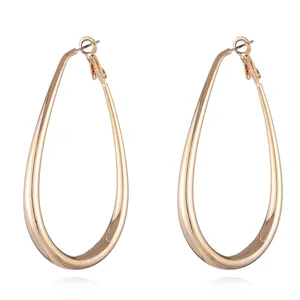 Eleganti orecchini a cerchio a goccia in oro rosa per donna, design geometrico moderno.