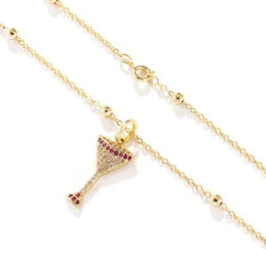 Collana con ciondolo a bicchiere di cocktail placcato oro con zirconi luminosi.