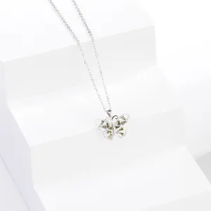 Collier pendentif papillon ajouré en zircon, détail de chaîne argentée élégante et fine.