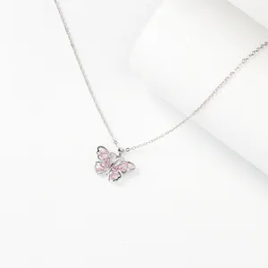 Joli collier papillon argenté avec pendentif zircone rose, chaîne minimaliste élégante.