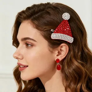 Detailansicht einer glitzernden Strass-Weihnachtsmütze als Haarklammer für festliche Partys.