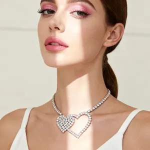 Nahaufnahme Detail der luxuriösen Strass Doppelherz Halskette, funkelnde Kristallkette.