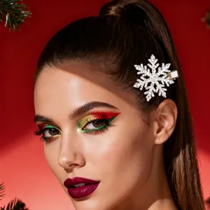 Detailaufnahme einer funkelnden Kristall-Schneeflocken-Haarspange mit festlichem Make-up.