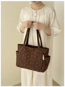 Braune Cord Shopper Tasche fuer Damen mit rosa Erdbeerprint, grosse Umhaengetasche Alltag.