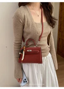 Sac à bandoulière chic rétro Kelly pour femme, élégant sac rouge mode pour le quotidien.