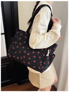 Lässige schwarze Kord-Tasche mit rotem Erdbeer-Print, geräumig und sehr stilvoll.