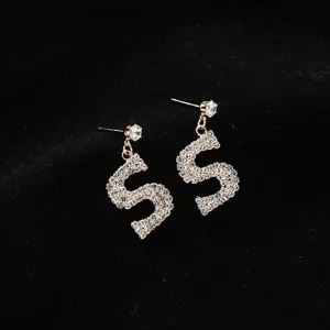 Splendidi orecchini pendenti con lettera S in strass e perni in argento per donna.