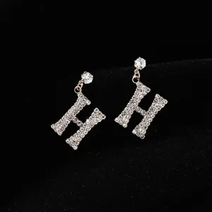 Orecchini pendenti con lettera H in strass scintillanti, eleganti punti luce donna.