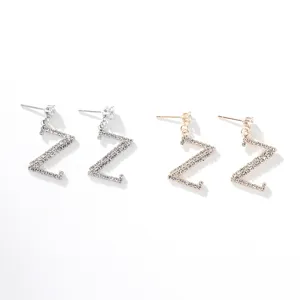 Orecchini a lobo pendenti con lettera Z in strass, brillanti cristalli e ago in argento.