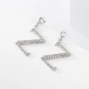 Orecchini pendenti con lettere in strass brillanti, orecchini a lobo in cristallo.