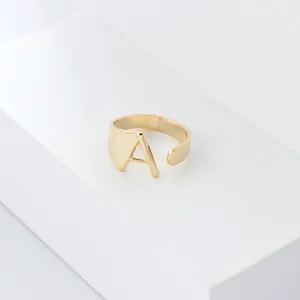Détail bague ouverte lettre A en or, bijou alphabet rétro en cuivre simple et élégant.