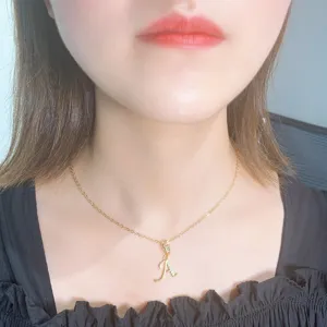 Gedetailleerde close-up van een delicate gouden ketting met een sprankelende zircon letterhanger.