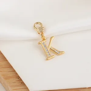 Close-up detail van de gouden zirkonia letter K hanger, perfect voor doe-het-zelf sieraden.