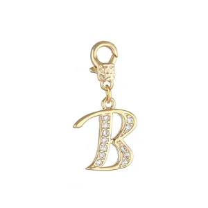 Detailopname van vergulde letter B hanger met sprankelende zirkonia stenen voor sieraden DIY