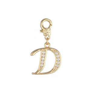 Gouden strass letter D hanger detailopname, elegante DIY initiaal bedel met sluiting.