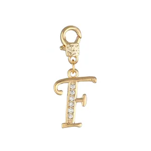 Vergulde letter F hanger met sprankelende kubieke zirkonia stenen voor het maken van DIY sieraden.