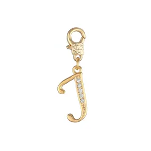 Gouden letter J bedel hanger met sprankelende zirkonia stenen en karabijnhaak detail.