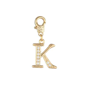 Detailopname van gouden letter K bedel met sprankelende zirkonia stenen voor DIY sieraden.