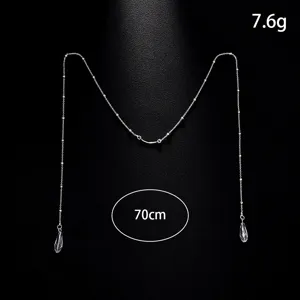 Detailaufnahme der silbernen Gesichts-Kette mit Kristalltropfen und einer Länge von 70cm.