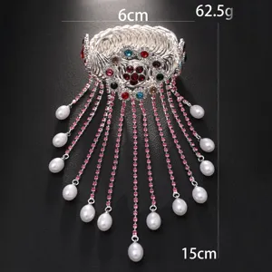 Dettaglio bracciale da braccio con strass e perle, metallo argento per festa e spettacolo.