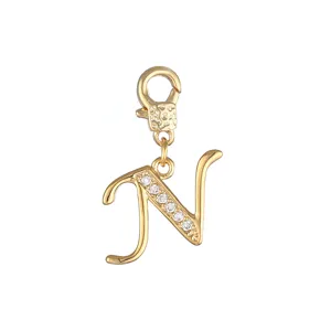 Close-up detailopname van de gouden letter N hanger met schitterende zirkoniastenen versierd.